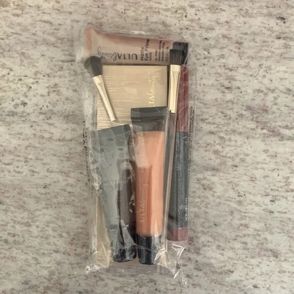Ulta Beauty 8 piece Set with Makeup Bag - Picture 3 of 7